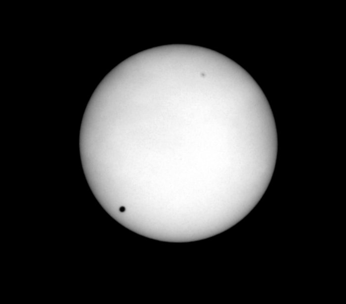 Venustransit Die Venus zieht vor der Sonne vorüber. Foto des Venustransits am 8. Juni 2004.