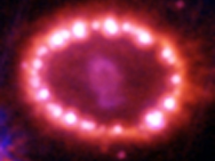 Leuchtender Ring um den Supernova-Überrest 1987A Ein Ring aus leuchtenden Flecken.