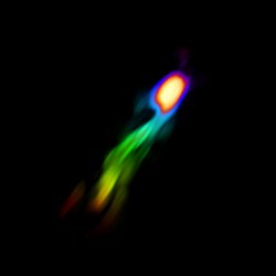 Anhand von Farben wird die Verteilung des Gases der Galaxie SDSSJ0905+57 angezeigt. Während das meiste Gas in der Galaxie in einem groben Oval verteilt ist, gibt es einen einen Strom aus Gas und Staub, der offenbar aus der Galaxie herausströmt. 