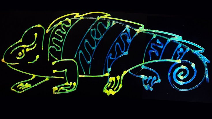 Filigrane Kunststofflamellen lassen dieses Bild eines Chamäleons bunt schillern | Bildquelle: Sanghyun Jeon/Diao Lab Gemaltes Chamäleon, dessen Umrisse am Kopf gelb sind und sich zum Schwanz hin ins Blaue verfärben