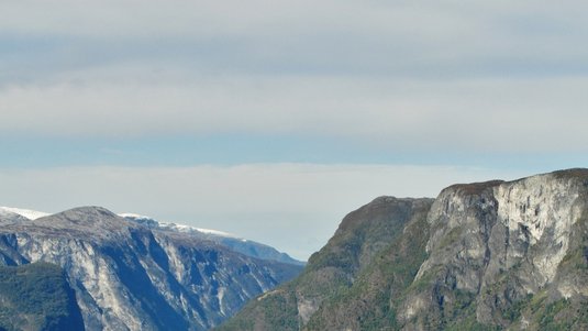 Luftaufnahme eines Fjords umgeben von hohen Felsen