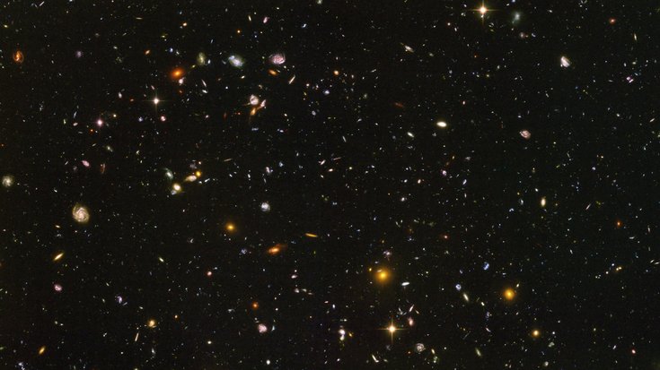 Unzählige leuchtende Galaxien vor schwarzem Hintergrund