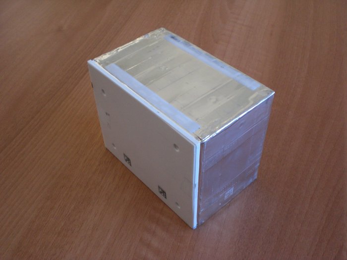 Sensor des OPERA-Detektors Das Foto zeigt den Sensor als geschlossenen quaderförmigen Kasten.