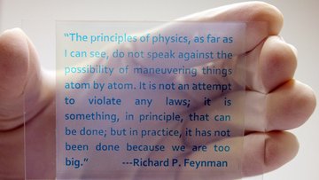 Ein Foto mit einem Computergeschriebenem Text von Richard Feynman auf einer durchsichtigen Glasplatte.