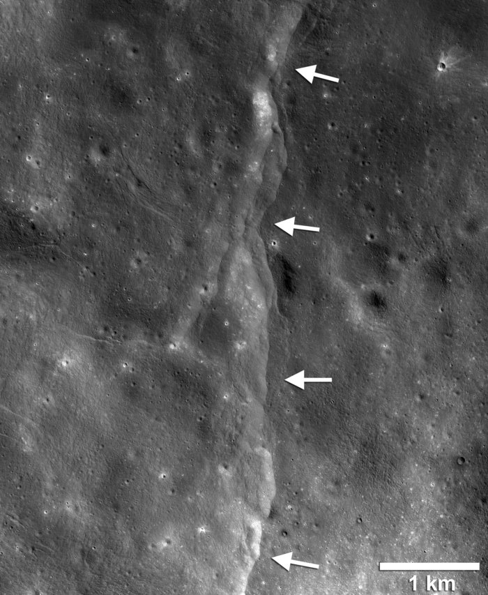 Typische Altersfalte auf dem Mond Ausschnitt der Mondoberfläche mit von oben nach untern verlaufender, dünner Verwerfung.