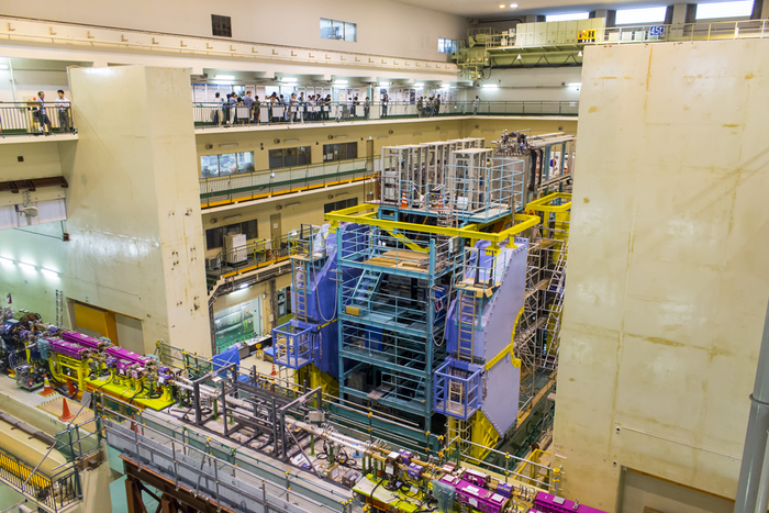 Belle II am Forschungszentrum KEK in Japan In einem großen Raum steht der Detektor Belle II.