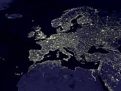 Ein Netz von Lichtern überzieht den europäischen Kontinent. In den Verdickungen erkennt man Ballungszentren wie London, Moskau, Paris, Madrid und so weiter. Dunkel sind die Meere und Nordafrika im Landesinneren.