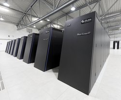 Rechnerhalle mit lange Reihen von großen, schwarzen Blöcken.