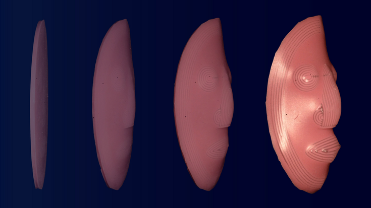 Runde, mit Rillen versehene Gummischeibe, die sich in mehreren Schritten – angedeutet durch mehrere Bilder – in eine Maske verwandelt