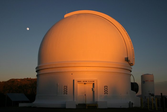 Kuppel des Palomar-Observatoriums Orange beleuchtete Kuppel einer Sternwarte von außen
