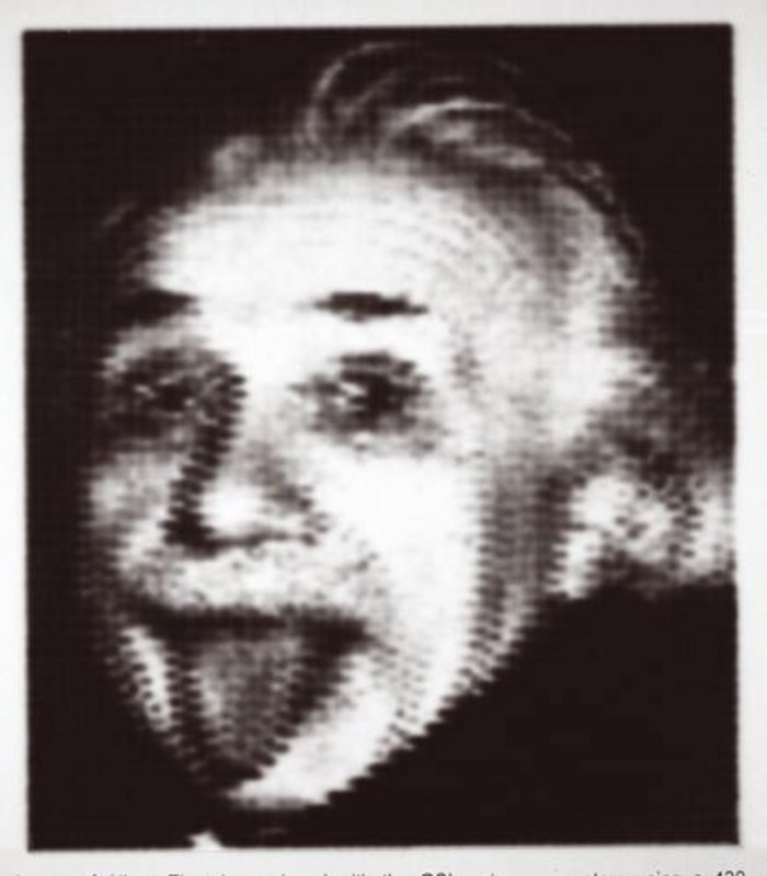 Eine recht unscharfe Version eines berühmten schwarz-weißen Einstein-Porträts mit herausgestreckter Zunge; die grauen Flächen setzen sich erkennbar aus groben Punkten zusammen.