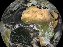 Satellitenbild. Blick auf die Erdkugel, im Fokus sind Afrika und Umgebung. Verschiedene Wolkenformen sind zu erkennen.