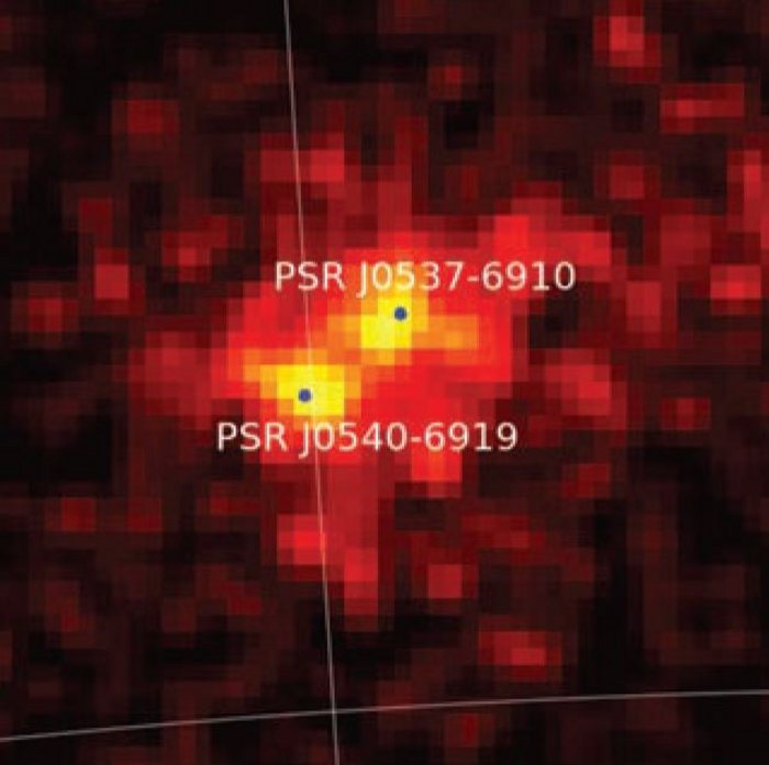 Pulsare in der Großen Magellanschen Wolke Stark gepixeltes Bild mit zwei eng benachbarten Strahlungsquellen.