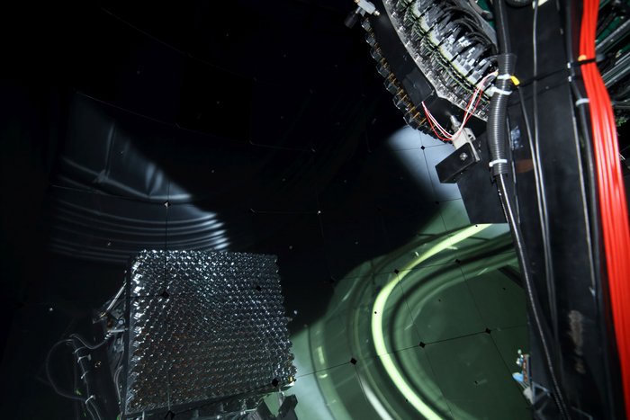 Kamera eines Fluoreszenzteleskops Eine technische Gerätschaft ist in einem Spiegel gesehen. Dabei handelt es sich um die Kamera des Fluoreszenzteleskops.