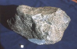 13,5 Kilogramm wiegt dieser Meteorit Kalahari 009