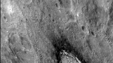 Krater Basho auf Merkur mit dunklem Auswurfmaterial
