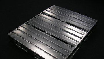 Eine rechteckige, silber-metallisch glänzende Palette aus Stahl vor schwarzem Hintergrund.