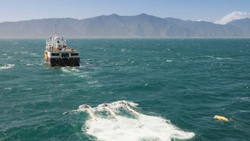 Ein Schiff im Meer vor Neuseeland zieht mit Seilen Sensoren durch das Wasser