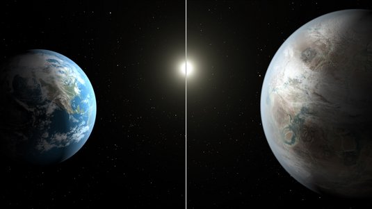 Links eine Aufnahme der Erde, rechts die Illustration eines größeren Planeten, der von den Farben eher nach Gestein als viel Wasser aussieht.