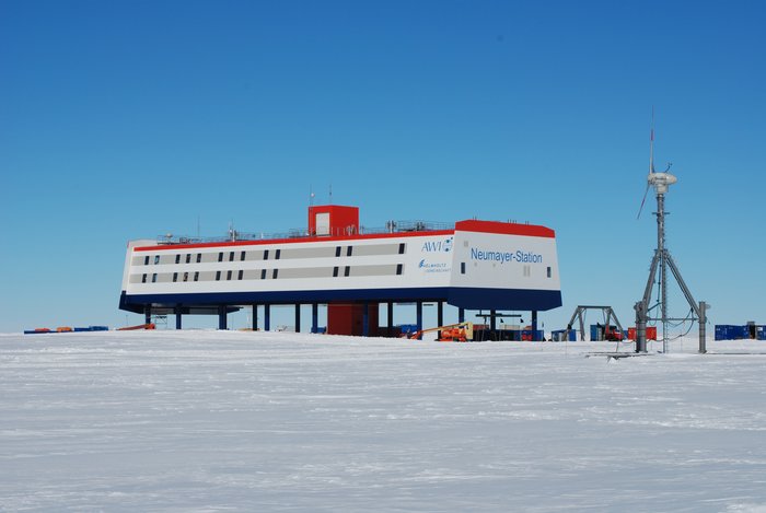 Neumayer-Station Foto: Kastenförmige Forschungsstation auf Stelzen in schneeweißer Ebene