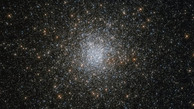Sternhaufen | Bildquelle: ESA/NASA Die Aufnahme zeigt vor dunklem Hintergrund eine Ansammlung von Sternen im Weltall..