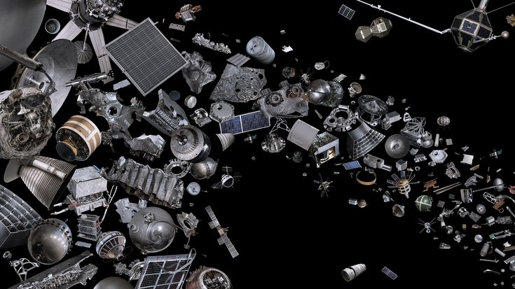 Collage aus zahlreichen Objekten aus der Raumfahrt vor schwarzem Hintergrund. Dargestellt sind ausgediente Satelliten, Raketenstufen, Treibstofftanks, Solarpaneele, Triebwerke und kleinere Metallteile und Schrauben.
