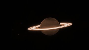 Planet Saturn mit leuchtenden Ringen