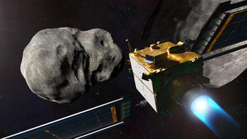 Im Hintergrund zwei große graue Asteroiden und im Vordergrund eine Raumsonde mit quadratischem Körper in Goldfolie und zwei Solarpanelen. Der Antrieb der Raumsonde leuchtet blau.