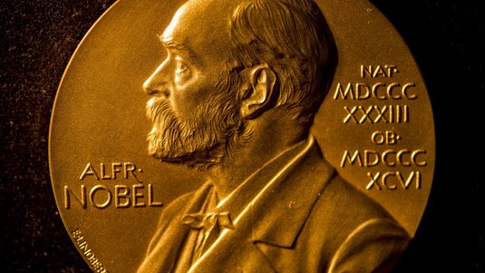 Goldene Münze mit einem Porträt von Alfred Nobel