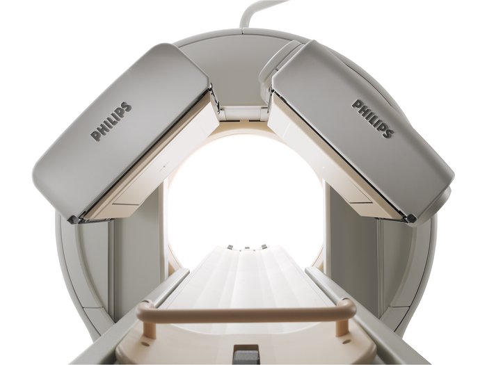 Die Gammakamera besteht aus einem großen Ring, der um eine Liegefläche für den Patienten herum angebracht ist. An dem Ring befinden sich zwei kastenförmige Detektoren, die im rechten Winkel zueinander stehen.
