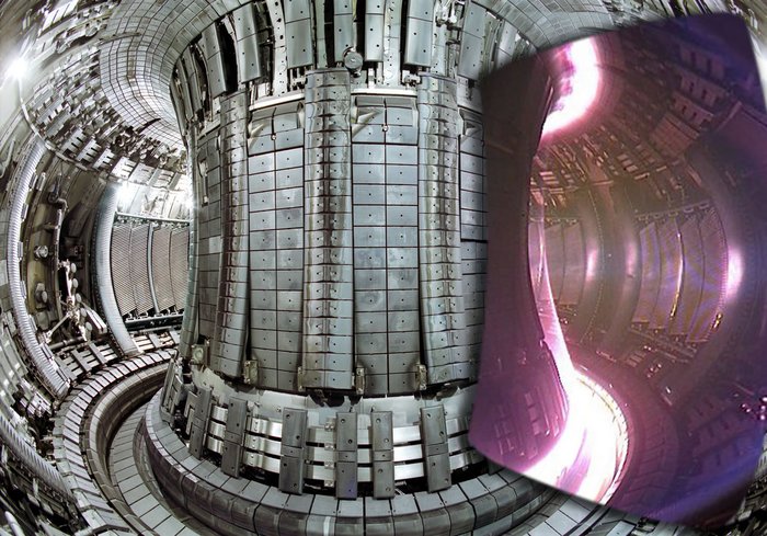 Blick ins Innere des Tokamak-Kammer, in deren Dunkel dünne, rosa leuchtende Plasmaspuren die Feldlinien sichtbar machen.