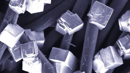 Mikroskopaufnahme von Würfelförmigen Partikeln
