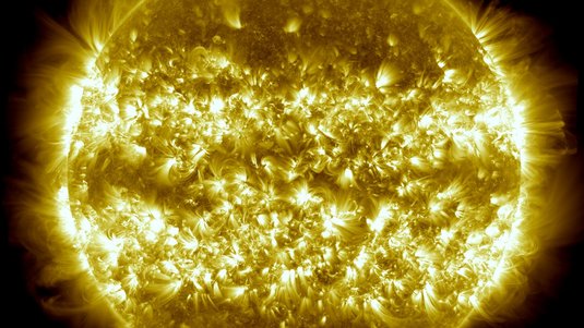 Bild der Sonne im UV-Licht mit vielen hellen Regionen in zwei symmetrisch zum Äquator liegenden Bändern.