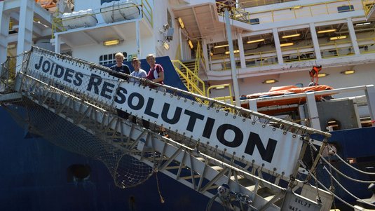 Drei Frauen auf der Gangway zu einem Schiff