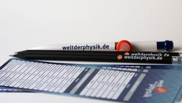 Weiße Druckkugelschreiber mit Magnetclip und schwarze Bleistifte mit Radiergummi