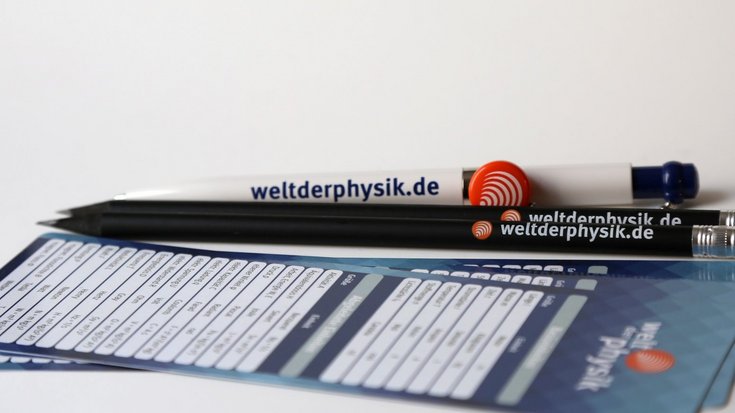 Weiße Druckkugelschreiber mit Magnetclip und schwarze Bleistifte mit Radiergummi