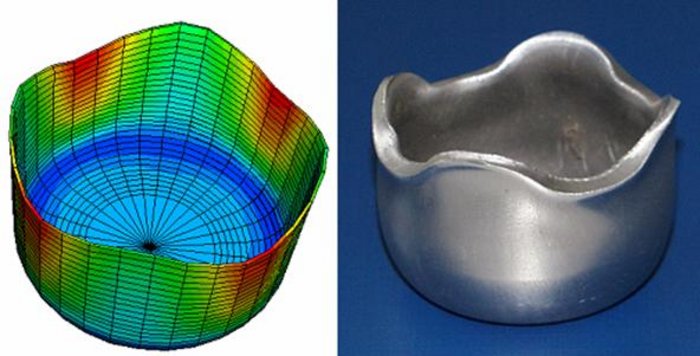 Computersimulation eines Metallwerkstücks Grafik und Foto: Links die computergenerierte Skizze einer Metallschale, mit blauen, roten und grünen Dickenunterschieden und oben gewelltem Rand; rechts Foto einer echten Aluminiumschale mit eben diesen Eigenschaften