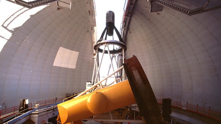 Teleskop mit geöffneter Kuppel