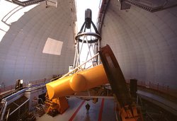 Teleskop in halb geöffneter Kuppel