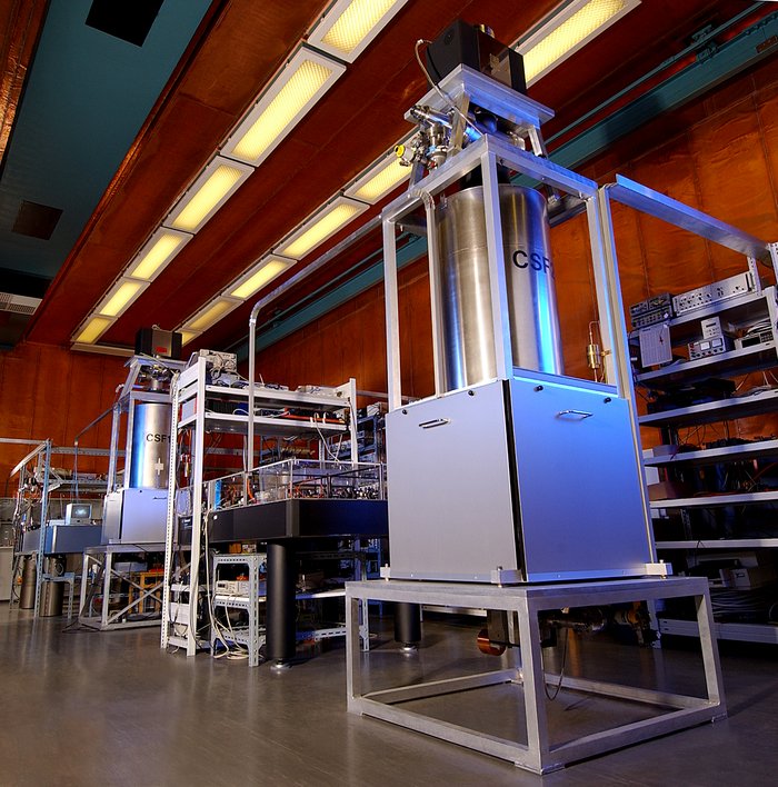 Fontänenuhren CSF1 und CSF2 CSF1 und CSF2 sind zwei moderne, zylinderförmige Atomuhren, die sich an der Physikalisch-Technischen Bundesanstalt in Braunschweig befinden. Diese Cäsium-Fontäneuhren nutzen bis fast auf den absoluten Nullpunkt gekühlte Cäsium-Atome, um eine genauere Zeitmessung als "herkömmliche" Cäsium-Atomuhren zu ermöglichen.