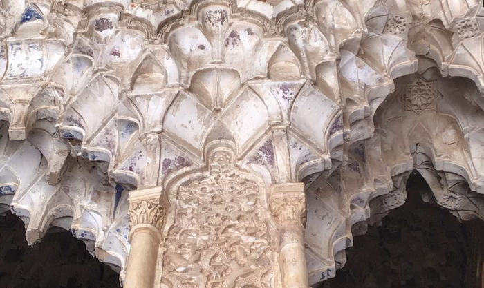 Deckenornamente der Alhambra Blick von unten auf eine kunstvoll gestaltete Steindecke