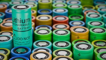 Die Abbildung zeigt viele nebeneinander aufgestellte Batterien.