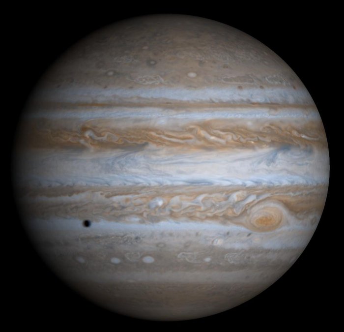 Es sind zahlreiche Streifen und Flecken in der Jupiteratmosphäre zu erkennen. Auffälligstes Objekt ist ein ausgedehnter roter Fleck auf der rechten Seite des Planeten.