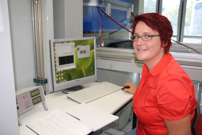 Vera Laurenz von der Universität Bayreuth sitzt am Computer
