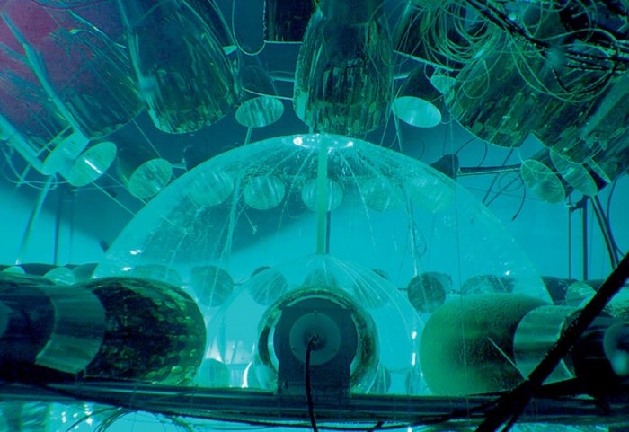 Der Prototypdetektor CTF Durchsichtige Kuppel, von Photosensoren umgeben, in blau-grünem Licht.