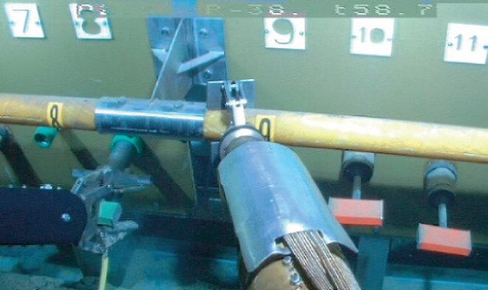Verbinden eines der Strings mit der „Junction Box“ Technische metallische Apparatur mit Rohrverbindungen.