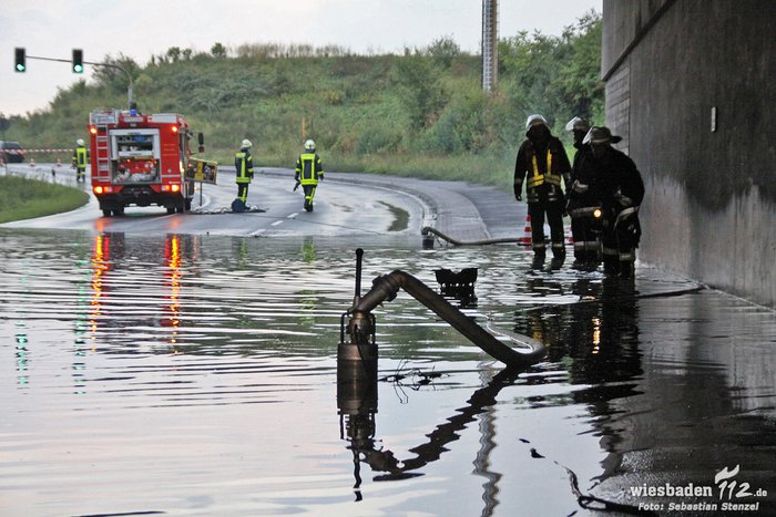Überflutete Straße, Feuerwehrleute beim Abpumpen