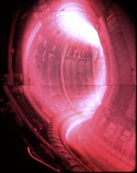 Tunnelartige Kammer, rötlich verfärbt