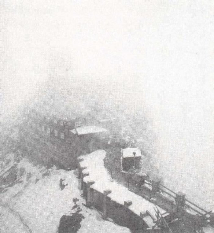 Schwarzweiss-Foto: Haus in Schnee und Nebel.