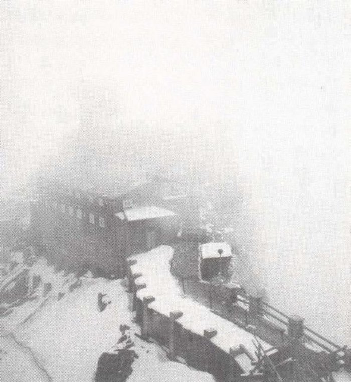 Observatorium auf der Zugspitze Schwarzweiss-Foto: Haus in Schnee und Nebel.